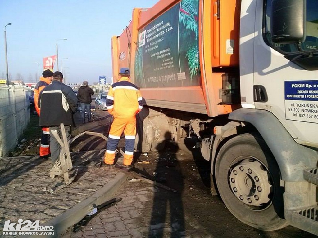 Peugeotem w śmieciarkę. Kraksa na Staropoznańskiej