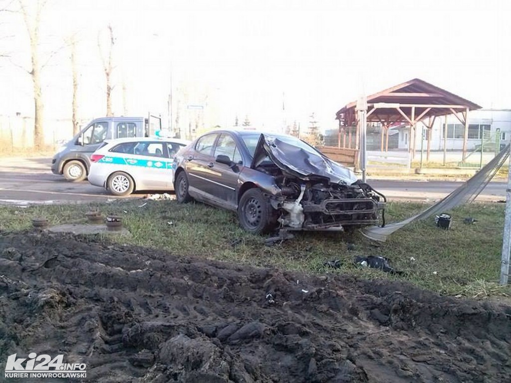 Peugeotem w śmieciarkę. Kraksa na Staropoznańskiej
