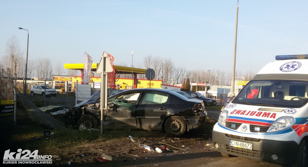Peugeotem w śmieciarkę. Kraksa na Staropoznańskiej