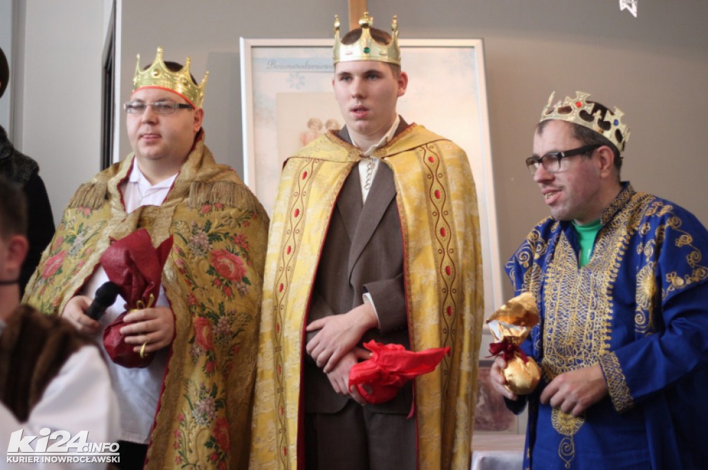 Aktorzy kolędują z czytelnikami biblioteki