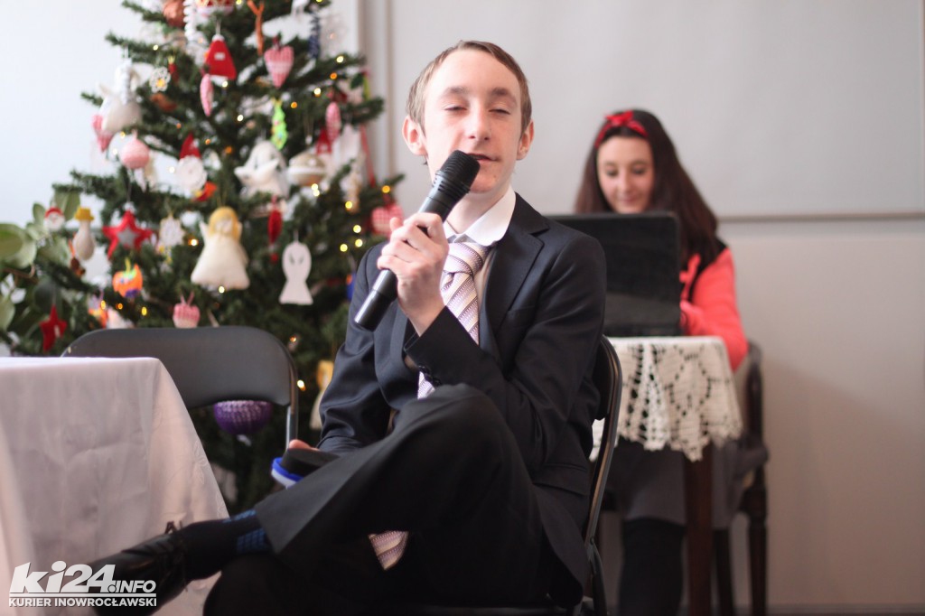 Aktorzy kolędują z czytelnikami biblioteki