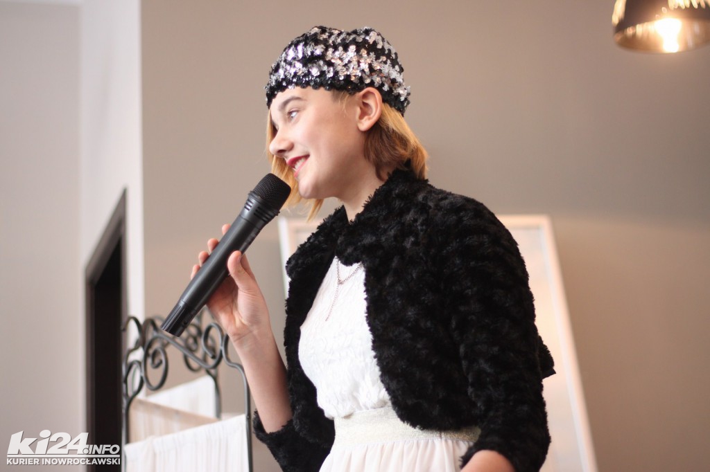 Aktorzy kolędują z czytelnikami biblioteki