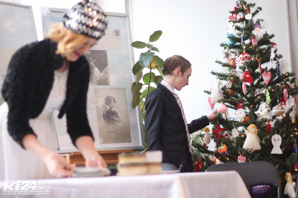 Aktorzy kolędują z czytelnikami biblioteki