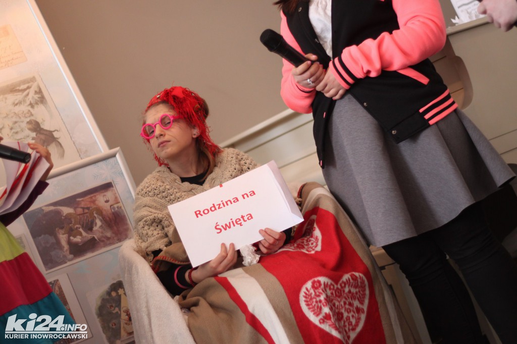 Aktorzy kolędują z czytelnikami biblioteki