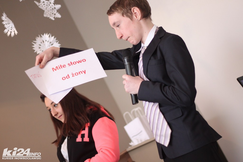 Aktorzy kolędują z czytelnikami biblioteki