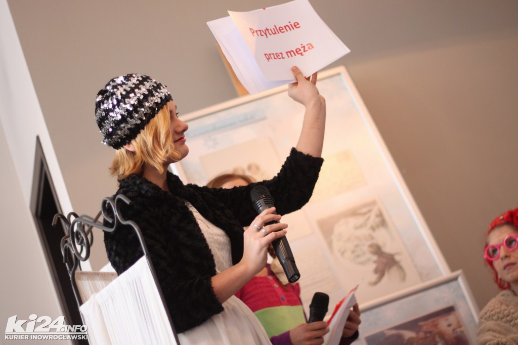 Aktorzy kolędują z czytelnikami biblioteki