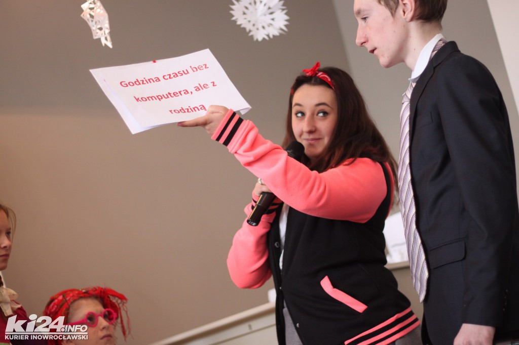 Aktorzy kolędują z czytelnikami biblioteki