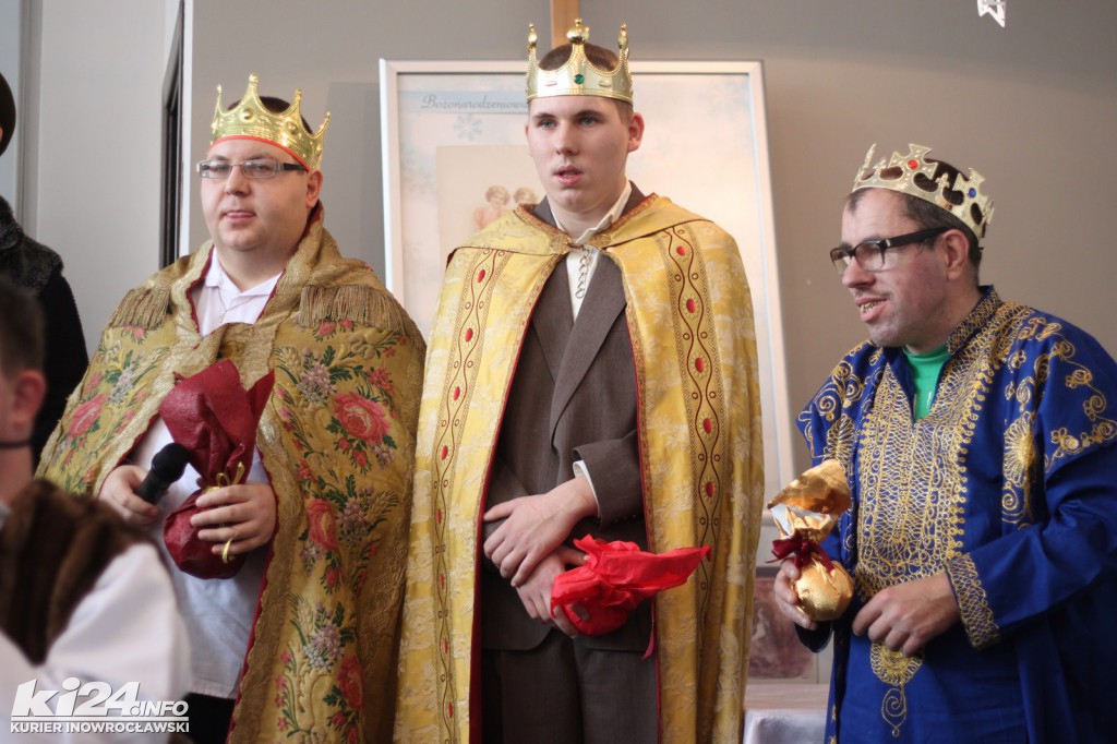 Aktorzy kolędują z czytelnikami biblioteki