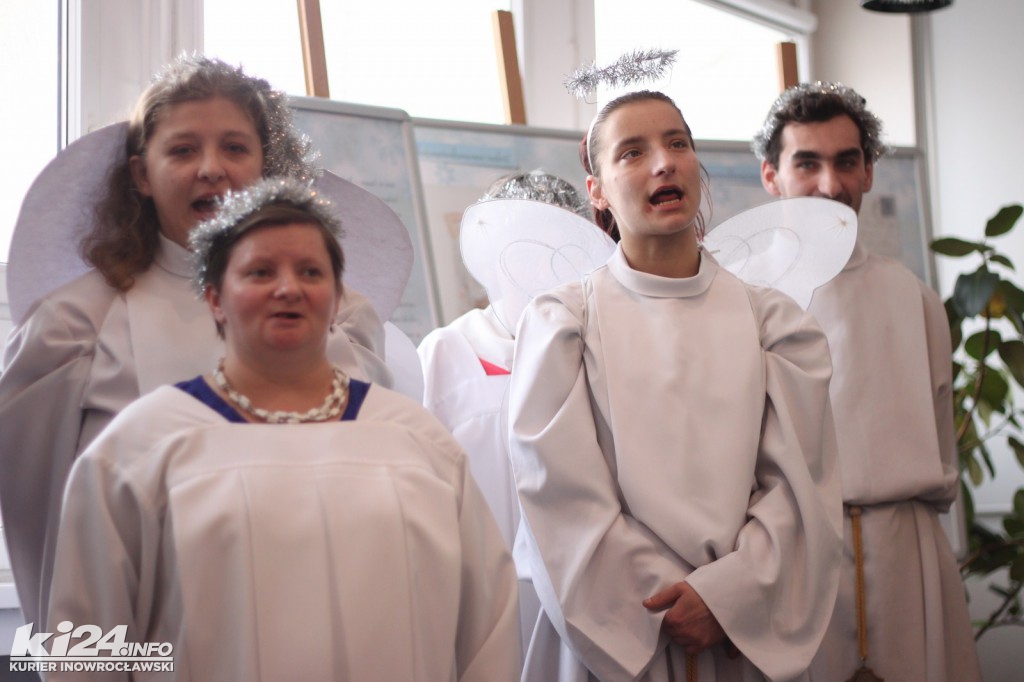 Aktorzy kolędują z czytelnikami biblioteki