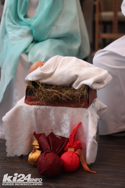 Aktorzy kolędują z czytelnikami biblioteki