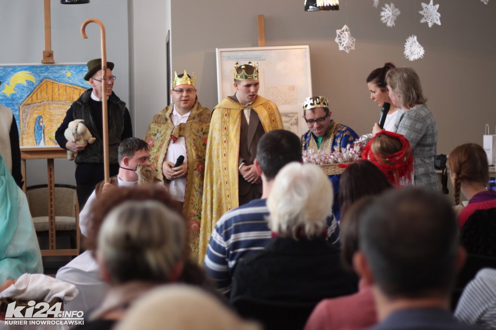 Aktorzy kolędują z czytelnikami biblioteki