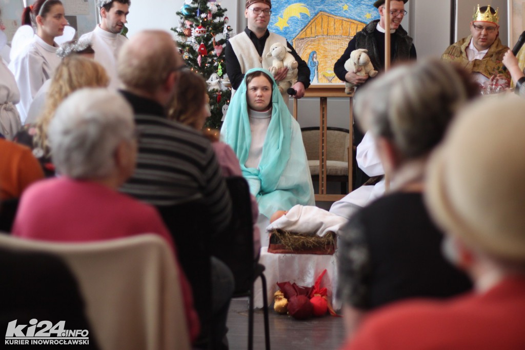 Aktorzy kolędują z czytelnikami biblioteki