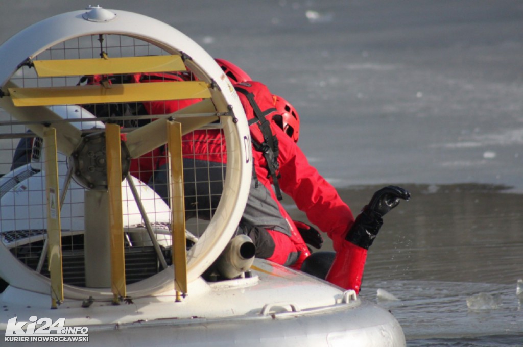 Tłum patrzy na topiących się w solankowym stawie