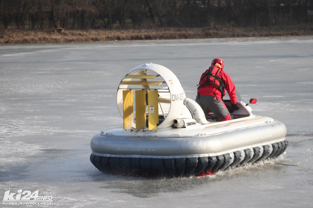 Tłum patrzy na topiących się w solankowym stawie