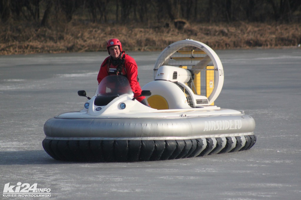 Tłum patrzy na topiących się w solankowym stawie