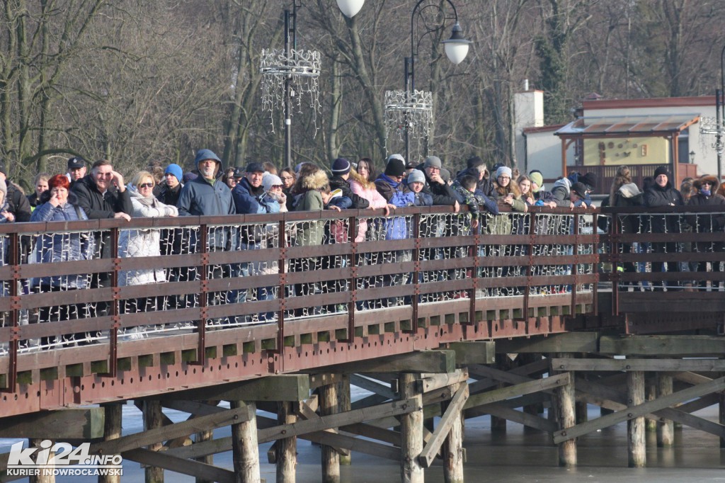 Tłum patrzy na topiących się w solankowym stawie