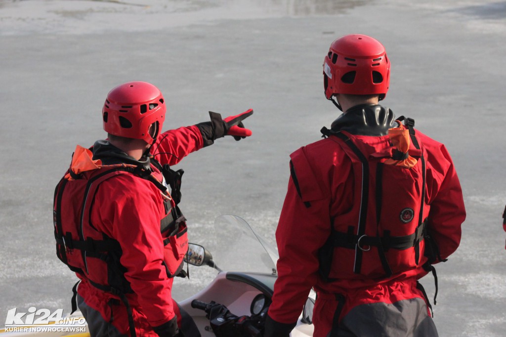 Tłum patrzy na topiących się w solankowym stawie