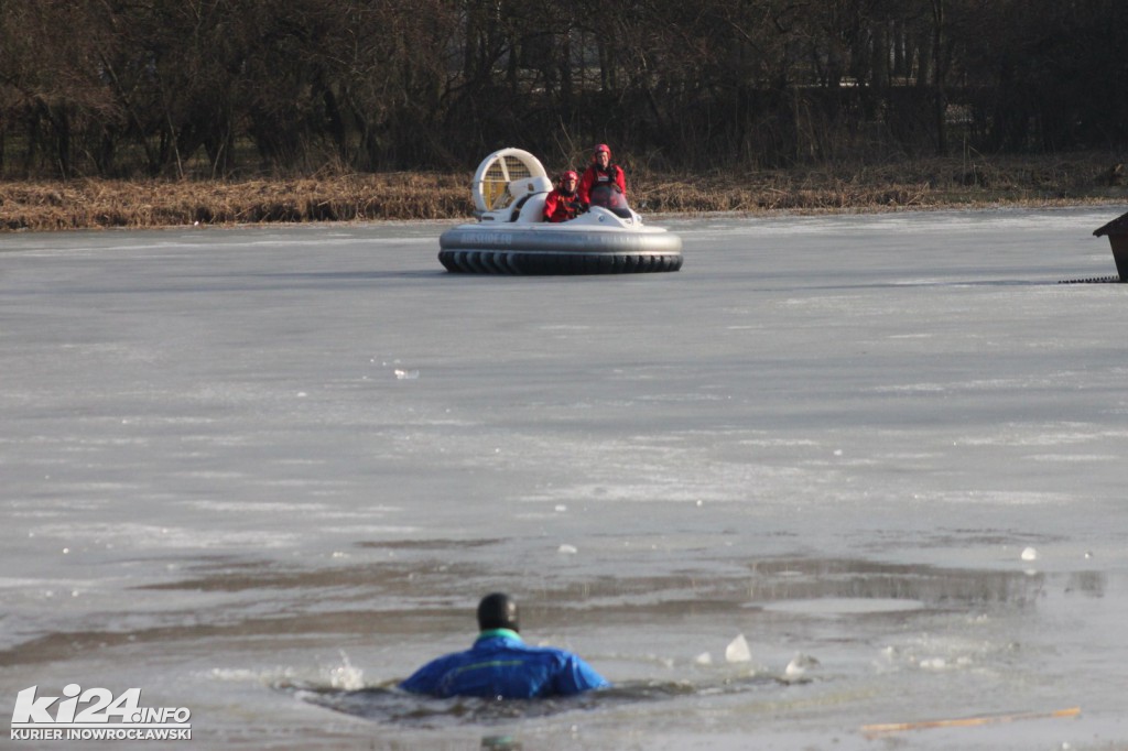 Tłum patrzy na topiących się w solankowym stawie