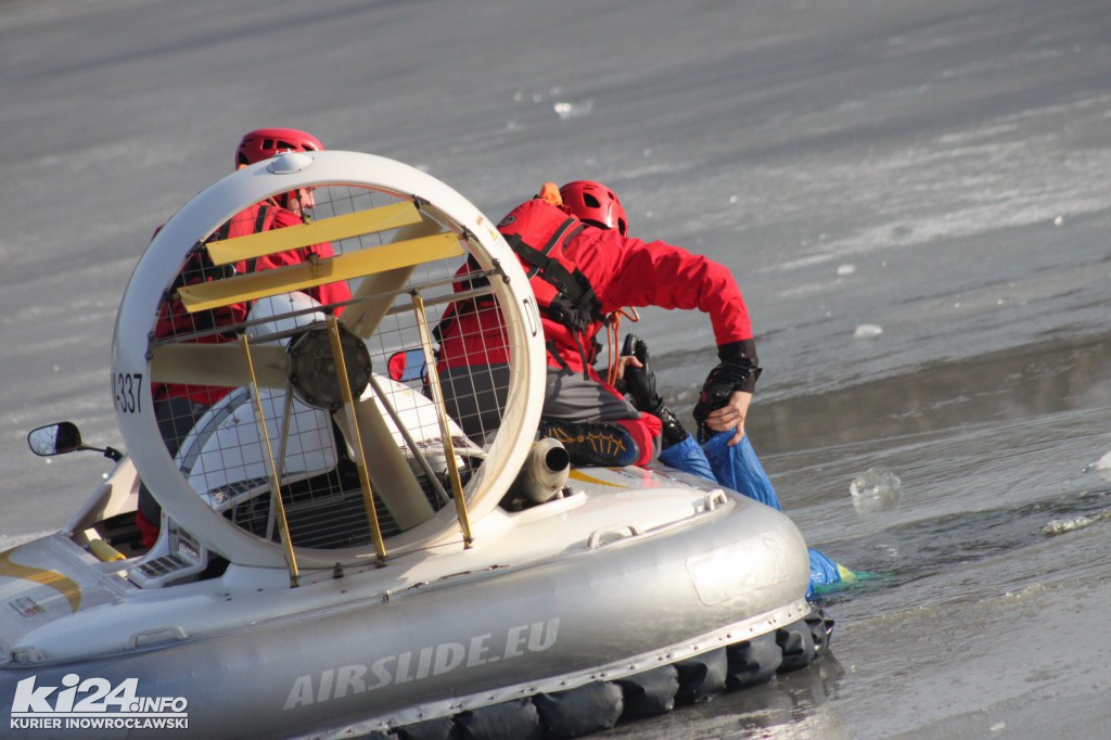 Tłum patrzy na topiących się w solankowym stawie