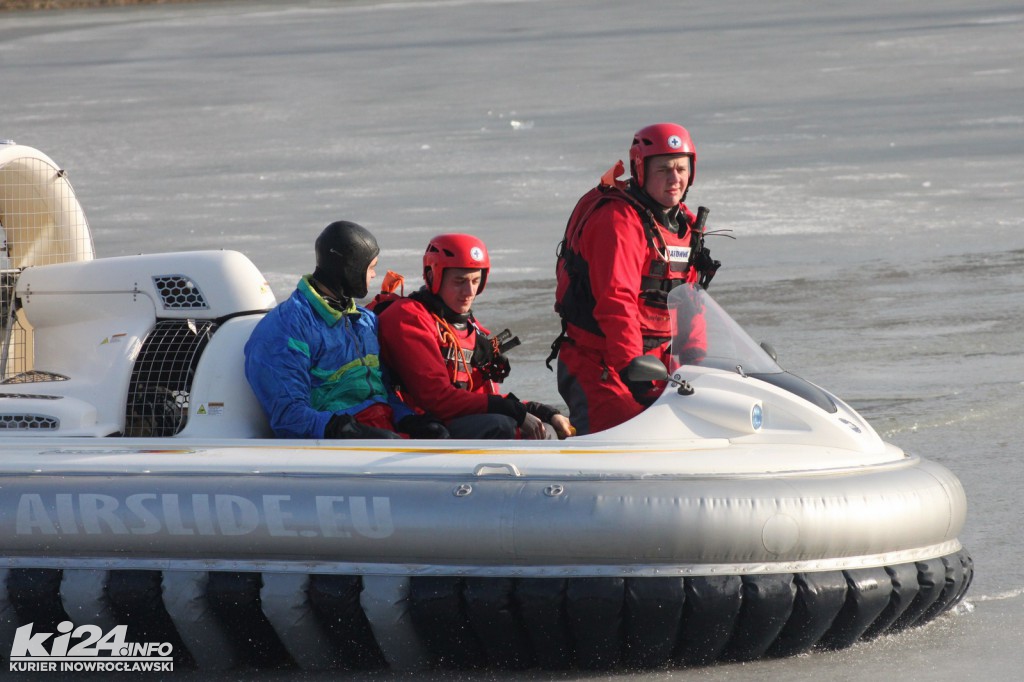 Tłum patrzy na topiących się w solankowym stawie