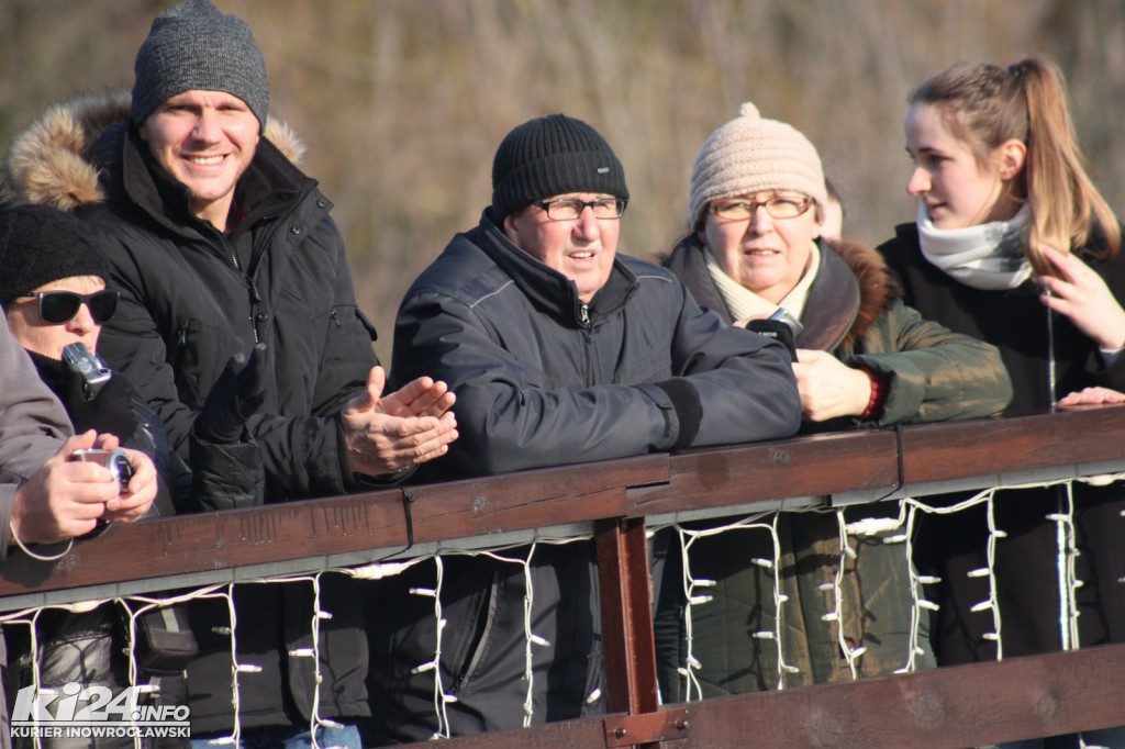 Tłum patrzy na topiących się w solankowym stawie