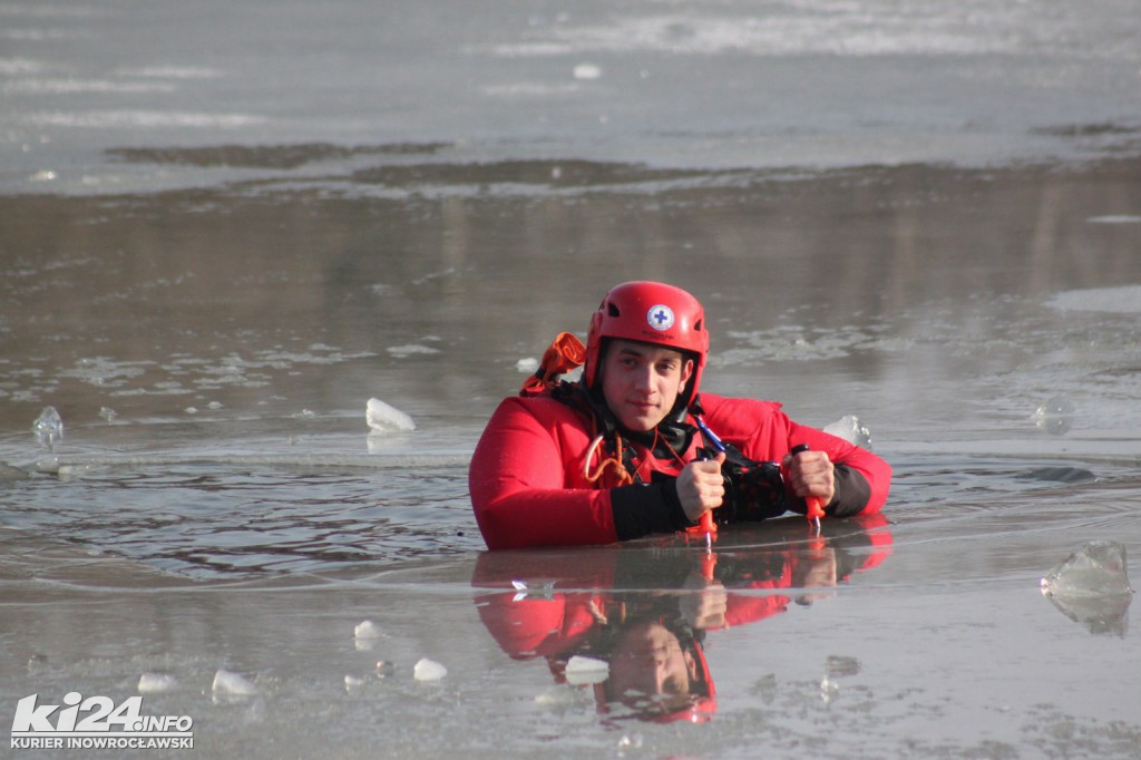 Tłum patrzy na topiących się w solankowym stawie