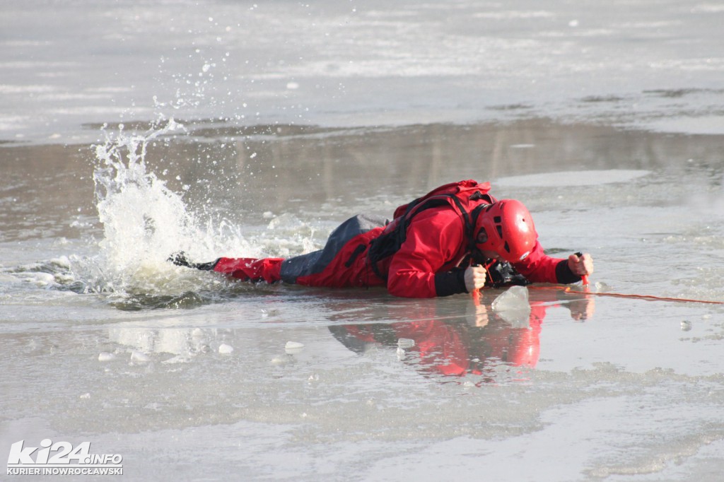 Tłum patrzy na topiących się w solankowym stawie