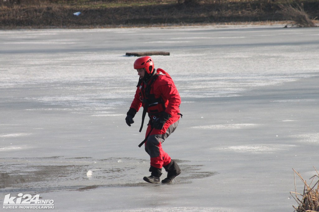 Tłum patrzy na topiących się w solankowym stawie