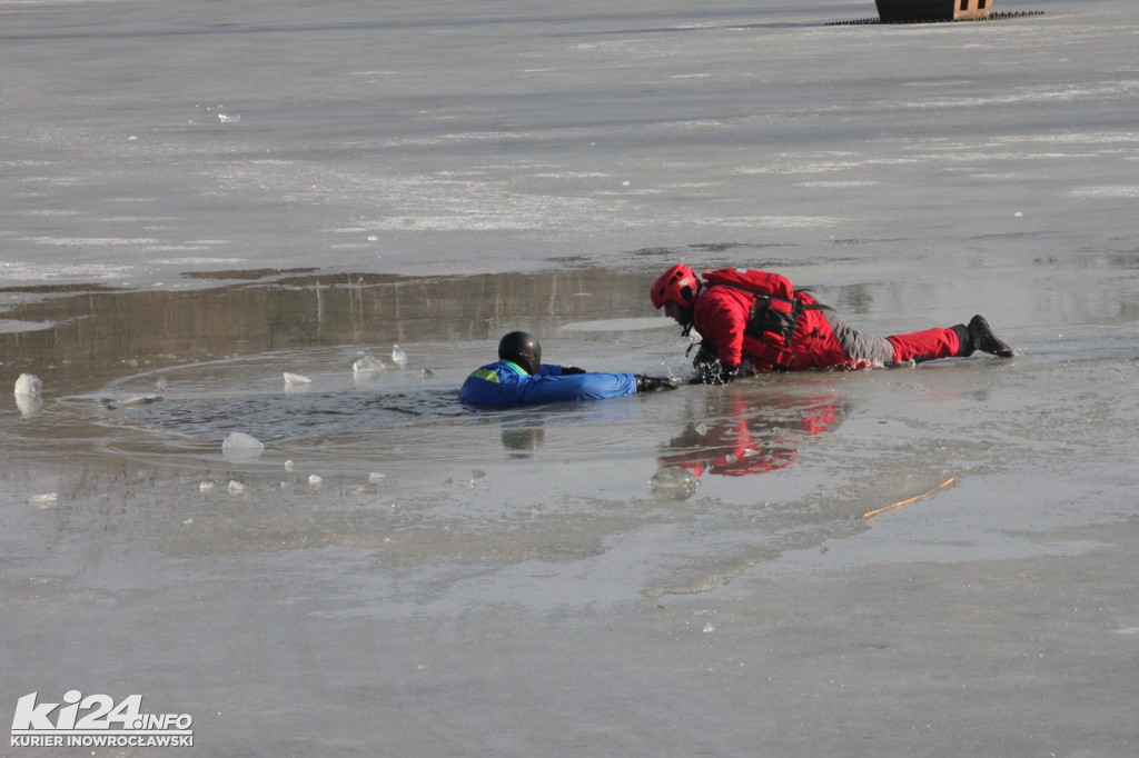 Tłum patrzy na topiących się w solankowym stawie