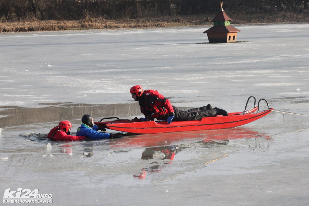 Tłum patrzy na topiących się w solankowym stawie