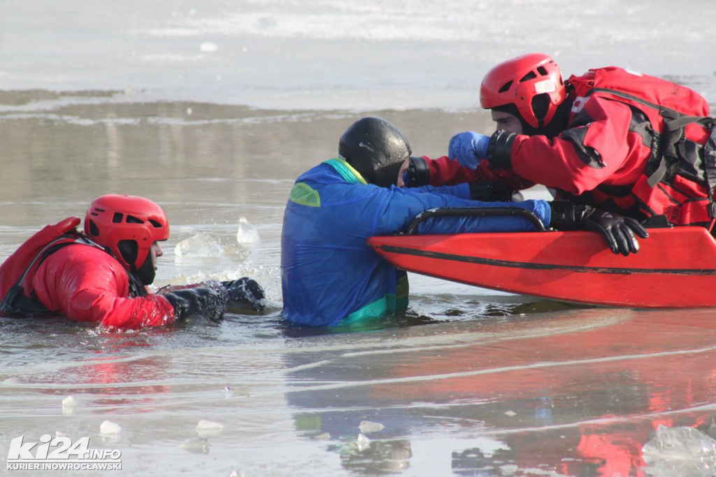 Tłum patrzy na topiących się w solankowym stawie