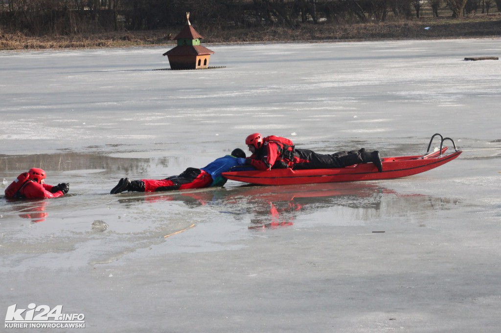 Tłum patrzy na topiących się w solankowym stawie