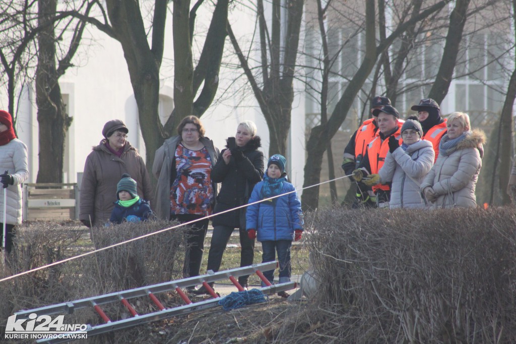 Tłum patrzy na topiących się w solankowym stawie