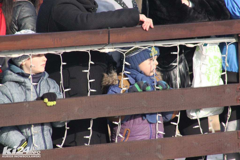 Tłum patrzy na topiących się w solankowym stawie