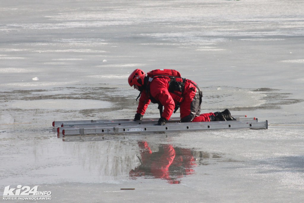 Tłum patrzy na topiących się w solankowym stawie