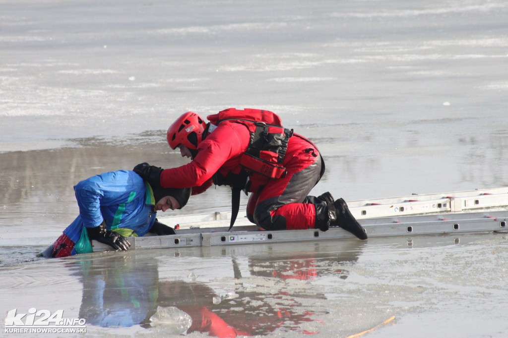 Tłum patrzy na topiących się w solankowym stawie