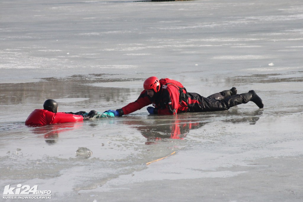 Tłum patrzy na topiących się w solankowym stawie
