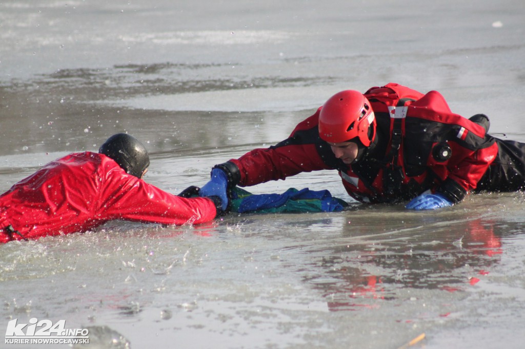 Tłum patrzy na topiących się w solankowym stawie
