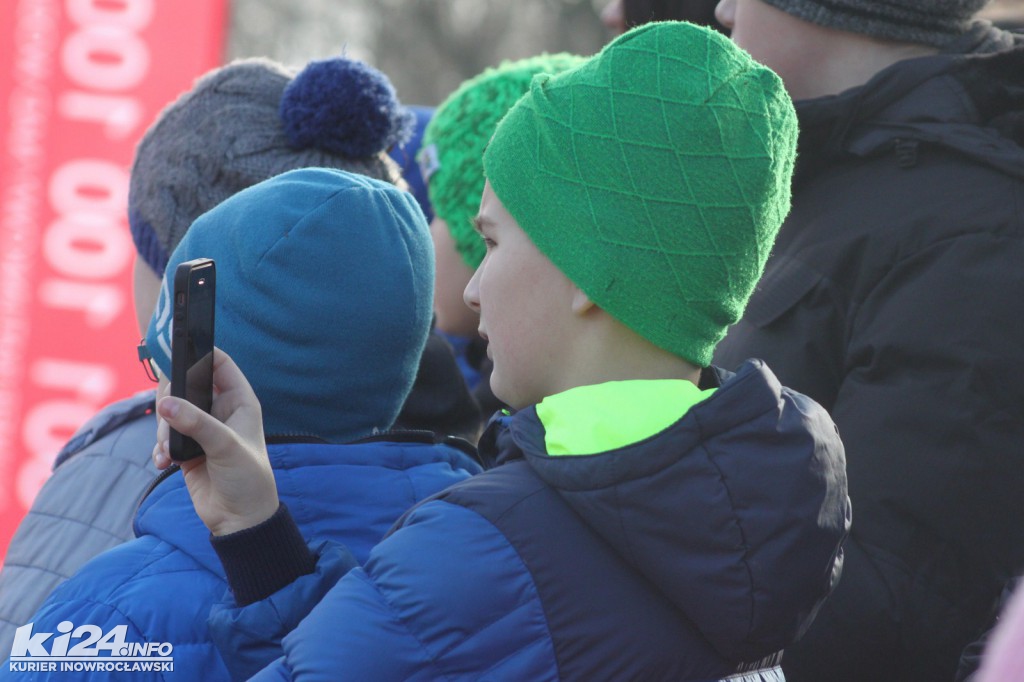 Tłum patrzy na topiących się w solankowym stawie