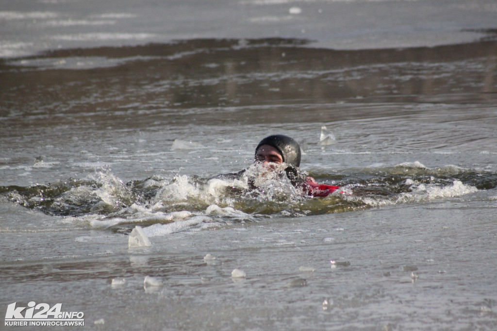 Tłum patrzy na topiących się w solankowym stawie