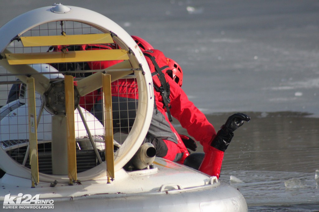Tłum patrzy na topiących się w solankowym stawie