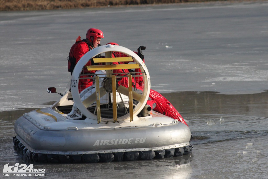 Tłum patrzy na topiących się w solankowym stawie