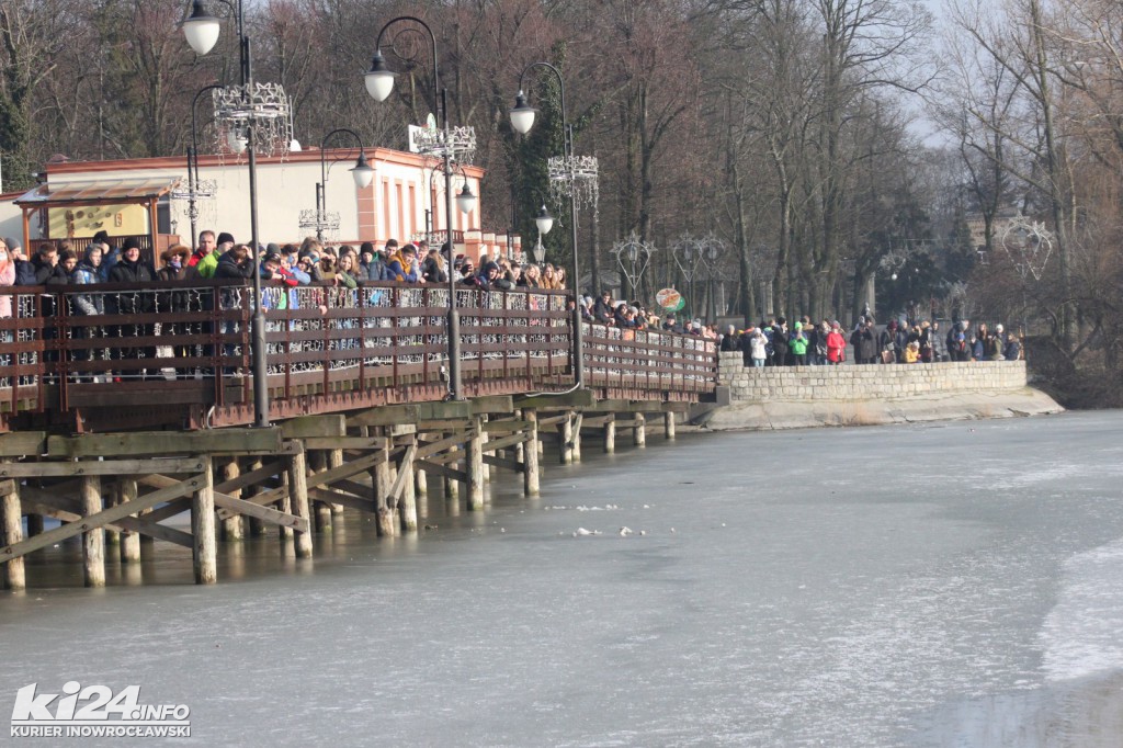 Tłum patrzy na topiących się w solankowym stawie