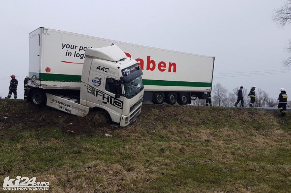 TIR na zakręcie wypadł z drogi