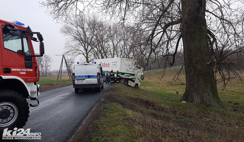 TIR na zakręcie wypadł z drogi