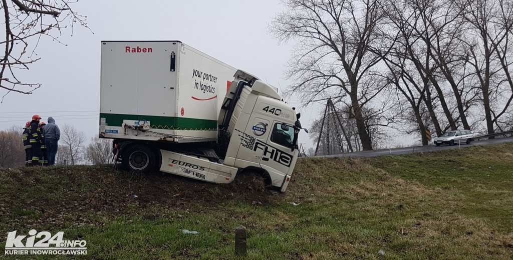TIR na zakręcie wypadł z drogi