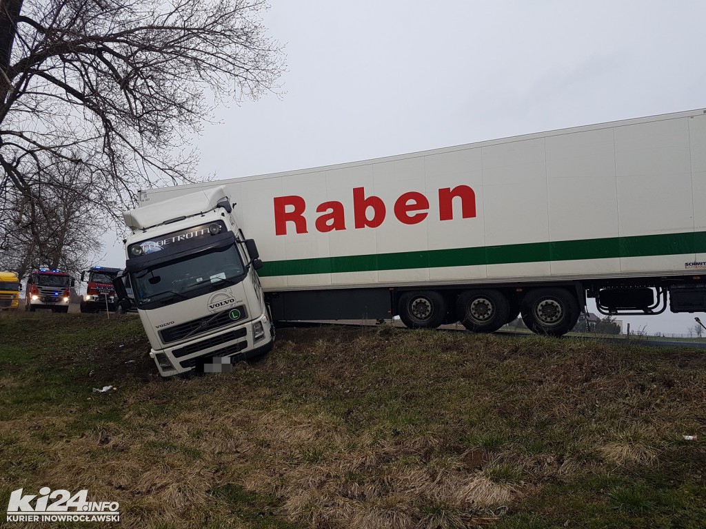 TIR na zakręcie wypadł z drogi