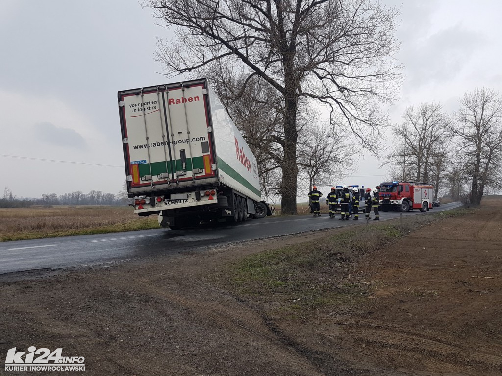 TIR na zakręcie wypadł z drogi