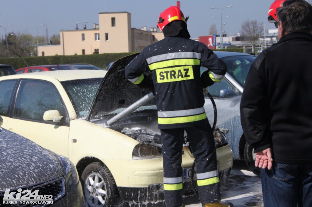 Pożar samochodu na parkingu przed szpitalem