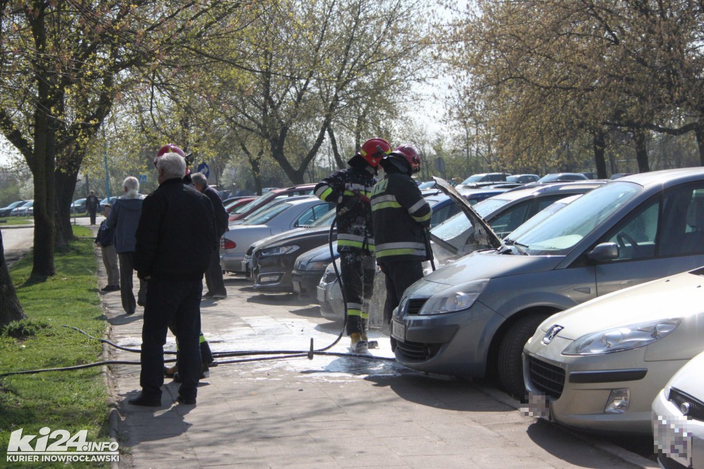Pożar samochodu na parkingu przed szpitalem